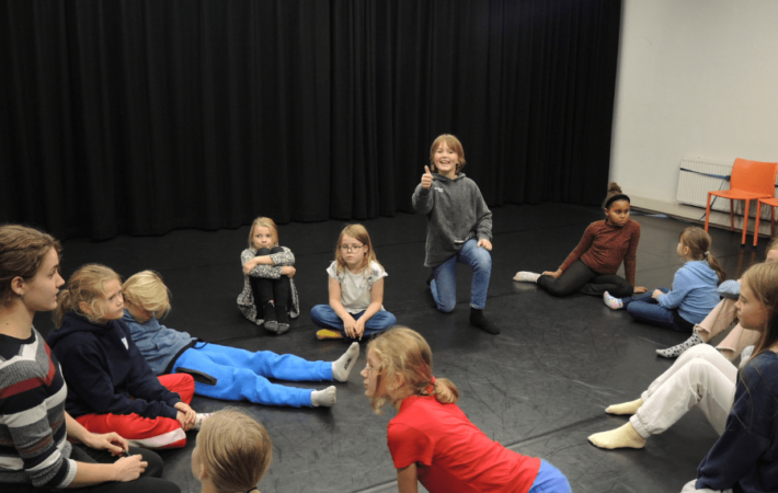 Kinderen tijdens de theaterlessen bij Theaterschool Rabarber in Den haag